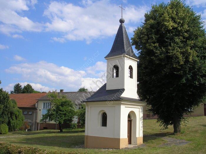 kaple se zvonicí