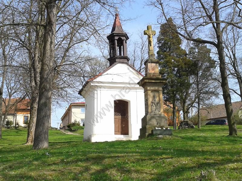 kaple v parku
