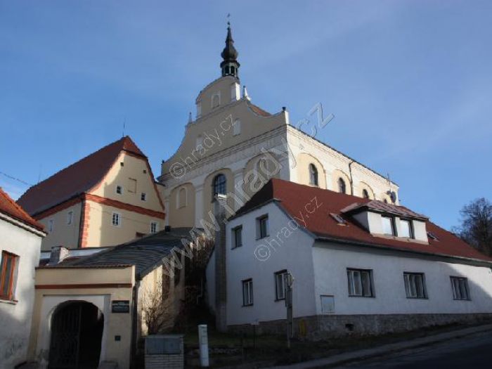 klášter františkánů/karmelitek s kostelem sv. Antonína Paduánského