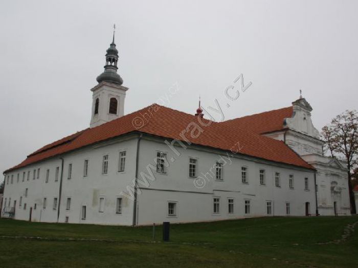 klášter minoritů/piaristů s kostelem sv. Bonaventury