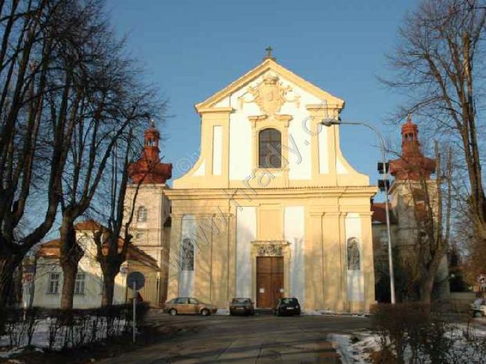 klášter piaristů s kostelem Nalezení sv. Kříže