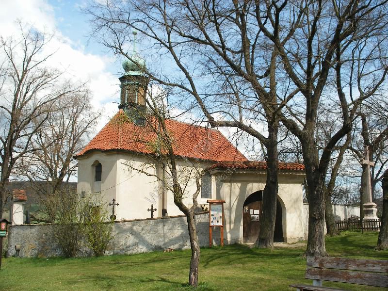 kostel sv. Jana Nepomuckého a votivní kříž
