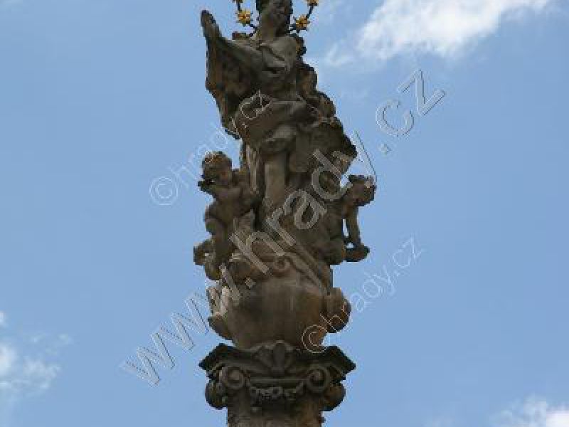 pilíř se sochou Panny Marie (Immaculata)