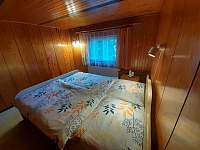 Ložnice v podkroví se dvěmi postelemi - chalupa k pronájmu Řeka