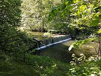 Kousek od chaty je splav řeky Čeladenky - k pronájmu Ostravice