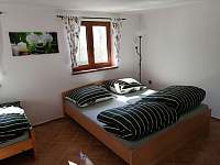 Pokoj s manželskou postelí a dvěma postelemi - pronájem chaty Ostravice