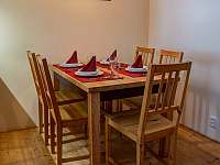 Jídelní stůl až pro 6 osob - pronájem apartmánu Velké Karlovice