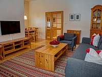 Obývací pokoj s jídelním koutem - pronájem apartmánu Velké Karlovice