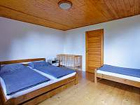 Ložnice s manželskou postelí, jednolůžkem a postýlkou - Vyšní Lhoty