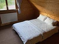 ložnice s manželskou postelí - chata ubytování Karolinka