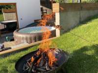 Nové přenosné ohniště - můžete “postaru” opéct si špekáček u terasy nebo u lesa - Guty