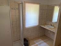 Koupelna se sprchovým koutem a toaletou - chalupa k pronajmutí Lužná u Vsetína