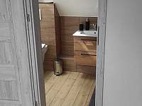 Malá koupelna s toaletou v patře - pronájem chalupy Velké Karlovice - Makov