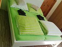 Ložnice č. 4 s manželskou posteli a skříněmi krásný výhled na Javorník - Frenštát pod Radhoštěm