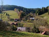 pohled z protějšího kopce - chalupa k pronajmutí Velké Karlovice