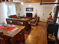 Společenská místnost s kuchyní - chata k pronajmutí Velké Karlovice
