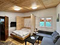 Skříňová postel + obývací pokoj - chata k pronájmu Morávka