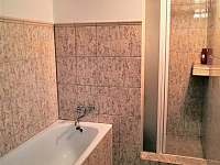 Koupelna s vanou a sprchovým koutem - chalupa k pronájmu Bukovec