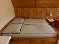 Ložnice s 5 lůžky, manželská postel - chalupa k pronájmu Malá Bystřice