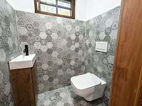 Samostatné WC v přízení - chalupa ubytování Velké Karlovice - Malé Karlovice