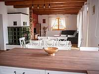 Obývací pokoj s kuchyní - chalupa k pronajmutí Horní Bečva