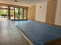 bazén s bezpečnostní plachtou - rekreační dům k pronájmu Pržno