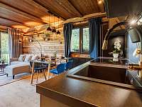 Kuchyň s obývacím místnosti a jídelní stolem - Kunčice pod Ondřejníkem