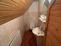 Záchod v 1 patře - chalupa k pronájmu Rajnochovice