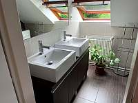 Koupelna se dvěma umyvadly - apartmán k pronajmutí Velké Karlovice