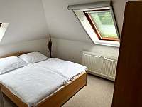 Ložnice č. 1 s manželskou postelí š. 160 cm - apartmán k pronajmutí Velké Karlovice