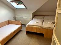 Ložnice č. 2 s manželskou postelí š. 160 cm a jednolůžkem - apartmán k pronájmu Velké Karlovice