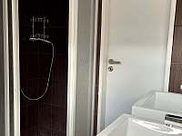 V koupelně je sprchový kout - pronájem apartmánu Velké Karlovice