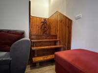 Dřevěné schody do 2. patra - pronájem chaty Komorní Lhotka