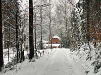 Pohled na chatu z lesa - k pronájmu Velké Karlovice - Pluskovec