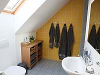 Koupelna v patře se zděným sprchovým koutem a výhledem do kopců - Horní Bečva