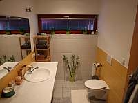 Koupelna v přízemí s vanou - chalupa k pronajmutí Horní Bečva