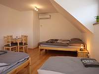 Pokoj v patře se 4 postelemi, stolem a skříní - chalupa k pronájmu Horní Bečva