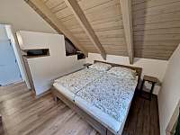 Ložnice s manželskou postelí a úložnými prostory - Horní Bečva