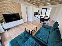 Obývací pokoj s jídelnou - apartmán k pronájmu Horní Bečva