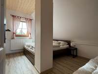 Pokoj č. 4 s manželskou postelí a jednolůžkem - Velké Karlovice - Kasárne