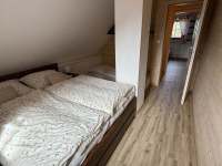 Pokoj č. 4 s manželskou postelí a jednolůžkem - Velké Karlovice - Kasárne