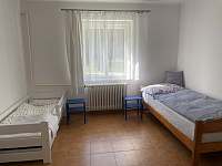 Zadní pokoj disponuje dvěma lůžky a jednou dětskou postelí - pronájem chalupy Chvalčov
