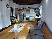 Kuchyně a jídelní stůl - pronájem chalupy Horní Bečva