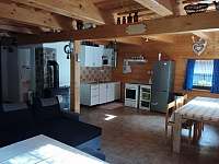 obývací pokoj s kuchyňským koutem - chalupa k pronajmutí Velké Karlovice