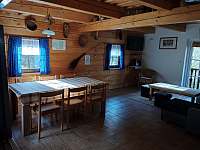 obývací pokoj s kuchyňským koutem - chalupa k pronájmu Velké Karlovice