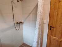 Sprchový kout s nižší vydlážděnou vaničkou - chata k pronajmutí Smilovice