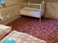 Ložnice s dětskou postýlkou - Velké Karlovice - Malé Karlovice