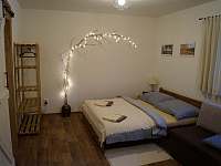 Apartmán B: ložnice, manželská a rozkládací postel - chalupa k pronájmu Velké Karlovice