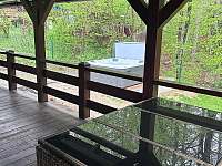 pohled na vířivku a posezení na verandě