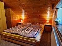 Malá ložnice - dvojlůžko, postel, velká skříň, úložné prostory - chata k pronájmu Trojanovice